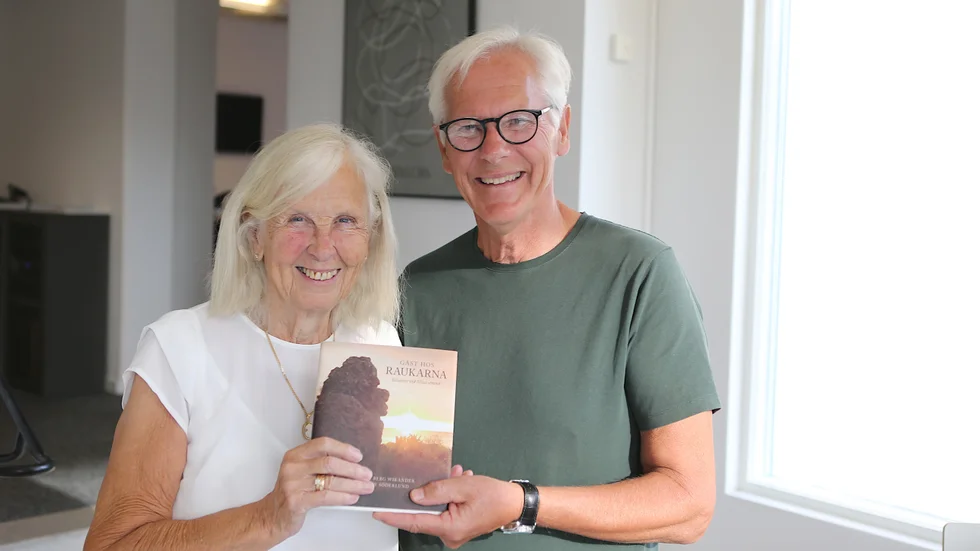 Birgitta Berg Wikander har skrivit texterna och Tommy Söderlunds fotografier illustrerar boken ”Gäst hos raukarna”.