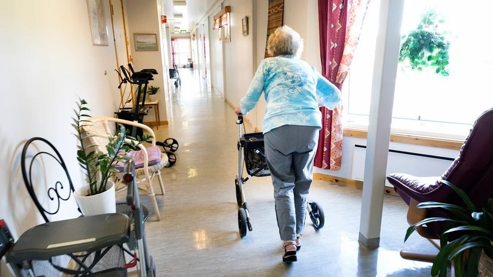 Det var svårt att hitta tillräckligt med vikarier till äldreomsorgen i somras och det ledde till brister i patientsäkerheten.