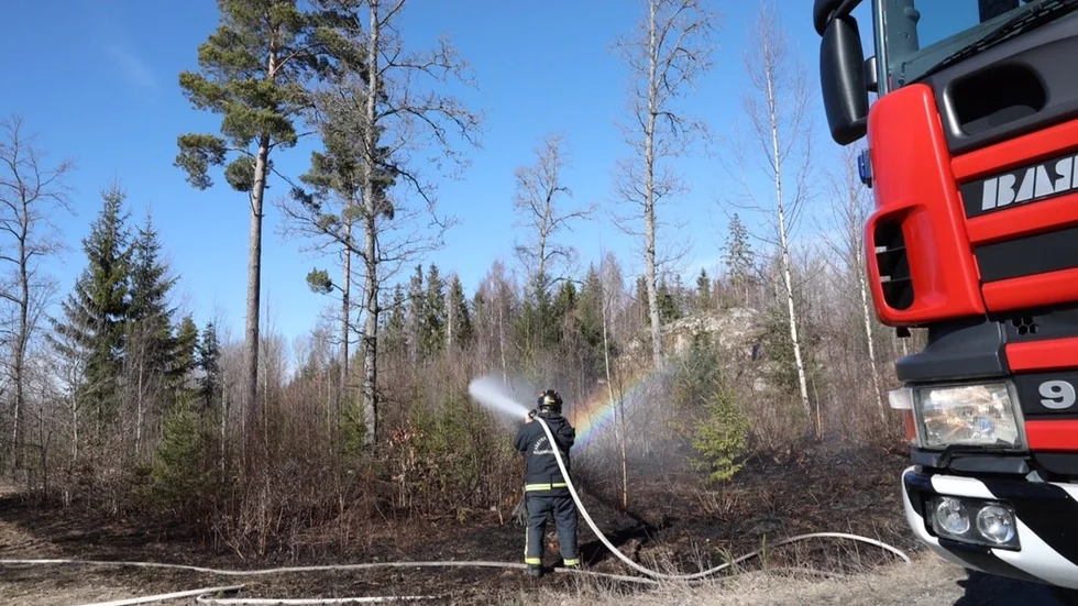 Räddningstjänsten vattnade av området för att säkerställa att branden inte blossar upp igen.