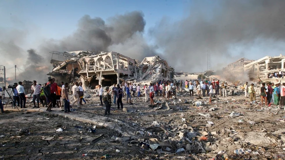 Överlevande och ögonvittnen inspekterar förödelsen efter ett av gårdagens bombdåd i Mogadishu.