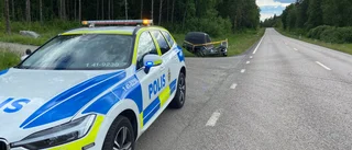 Bilist och motorcyklist i krock utanför Merlänna – en person förd till sjukhus