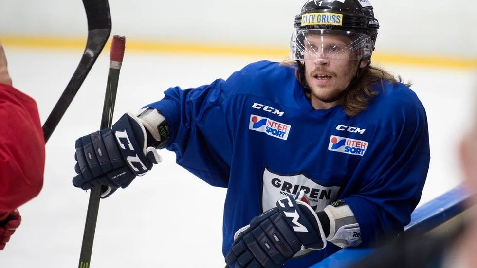Elias Bjuhr spelar ska spela för Füchse Duisburg, ett lag i tyska tredjeligan – som har stora ambitioner att gå upp. Tiden efter den andra sejouren tillbringades i Östersund och Lillehammer.