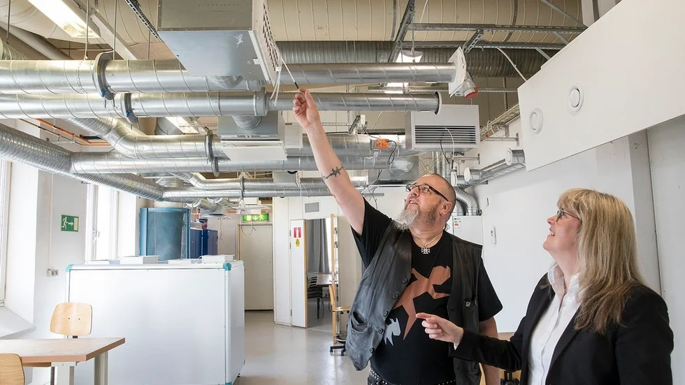 Jörgen Björklund är projektledare för IUC:s nya ventilationslabb och visar med glädje labbet för Svensk ventilations vd Britta Permats.