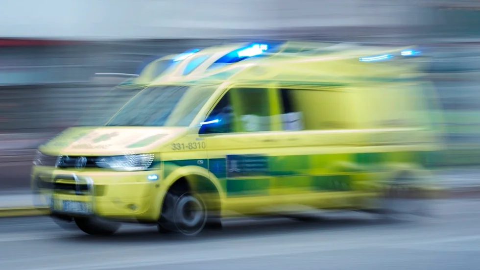 En brukare med psykisk funktionsnedsättning på Årsta gård fick vänta ett dygn på sjukhusvård, med fyra brutna revben.