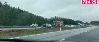 Långa köer efter singelolycka
