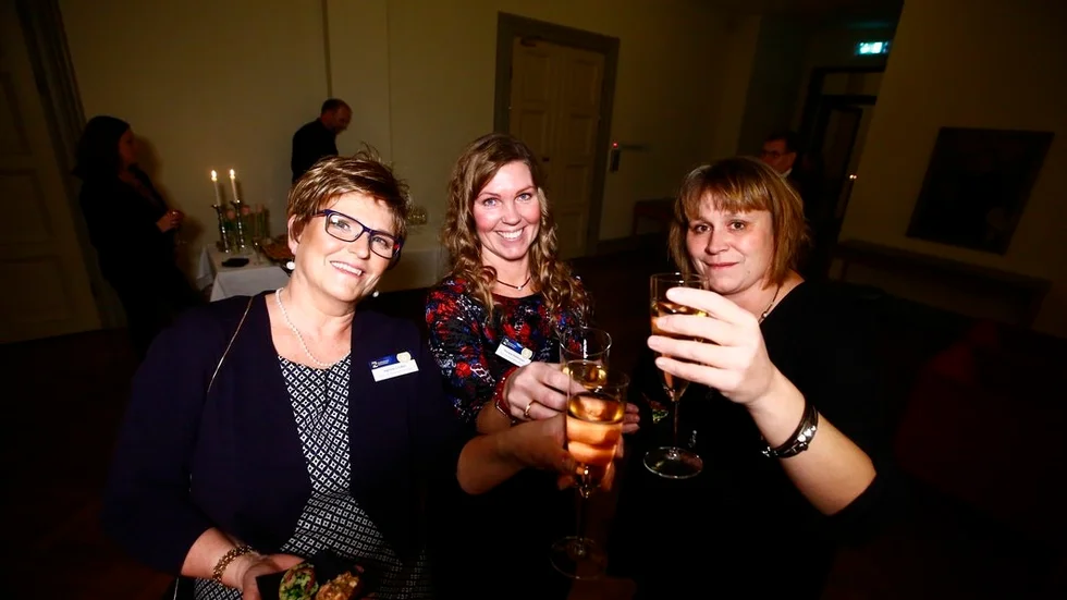 Agneta Lindén, Therese Pettersson och Malin Hassel, alla från barn- och utbildningsförvaltningen, kom till Eskilstunas Stadshus för att få sin hedersgåva från kommunen.