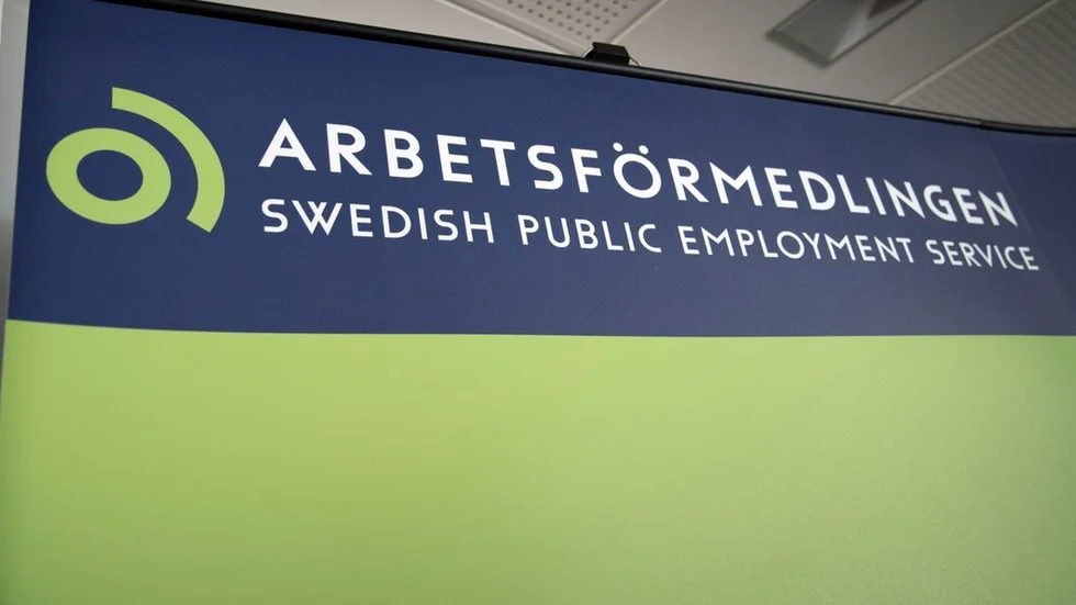 Arbetsförmedlingen sätter stopp för extratjänster för långtidsarbetslösa och nyanlända från 1 januari 2019 eftersom den nya riksdagsbudgeten nu vill spara in på detta. De som har tjänster nu får emellertid fortsätta, dock förlängs inga tjänster.
