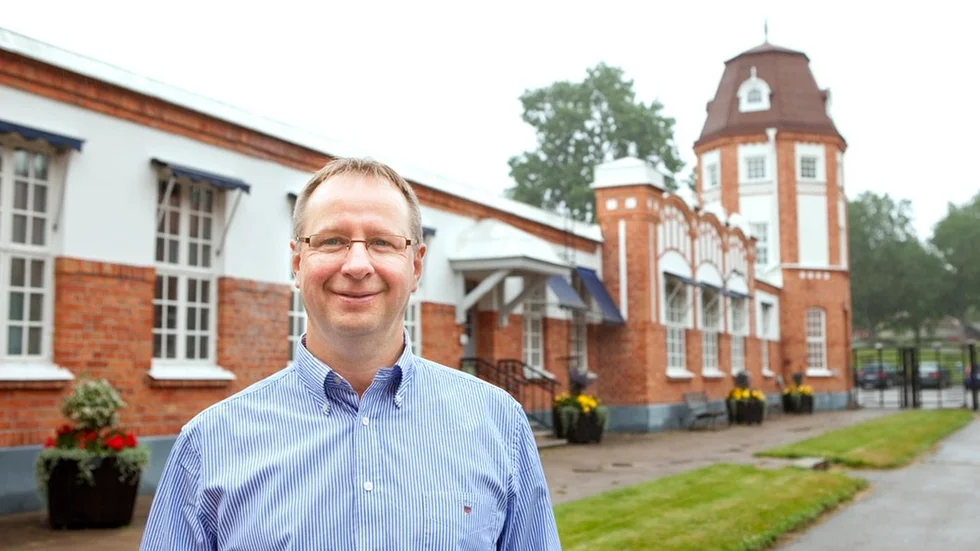 Tony Einarsson är vd på Voith och dessutom ordförande i stiftelsen, som nu säljer 100 lägenheter i Högsjö.