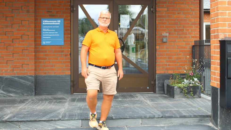 Vi lät politikerna välja en intervjuplats som är viktig för dem. Jonas Jalkteg släpper in oss på kommunhuset, och förklarar att platsen symboliserar den lokala demokratin.  "Det här är den lokala politikens högborg. Platsen är central både för partiet och för kommunpolitiken", säger han.