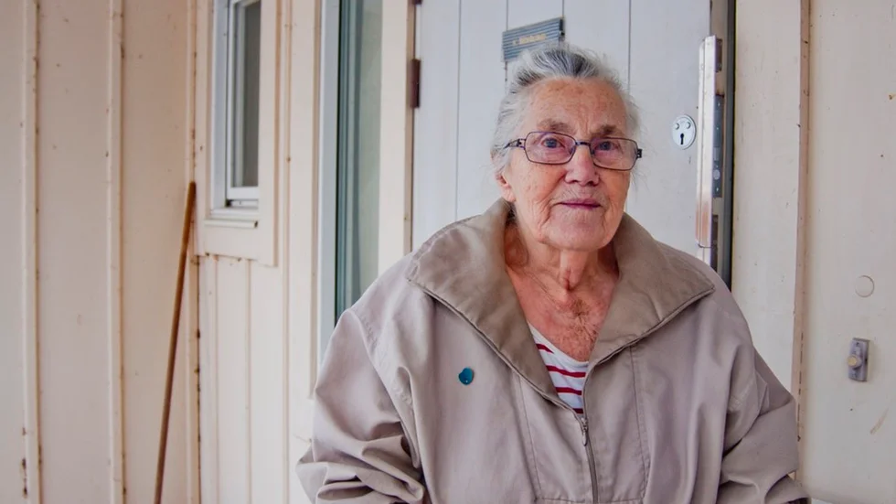 Två timmar tar det för pensionären Karin Berglund att gå till Coop i Gnesta för att handla. Därför hade hon hoppats på att matbutiken skulle beviljas ett bidrag för att kunna leverera varor till kunder. Men kommunen säger nej.