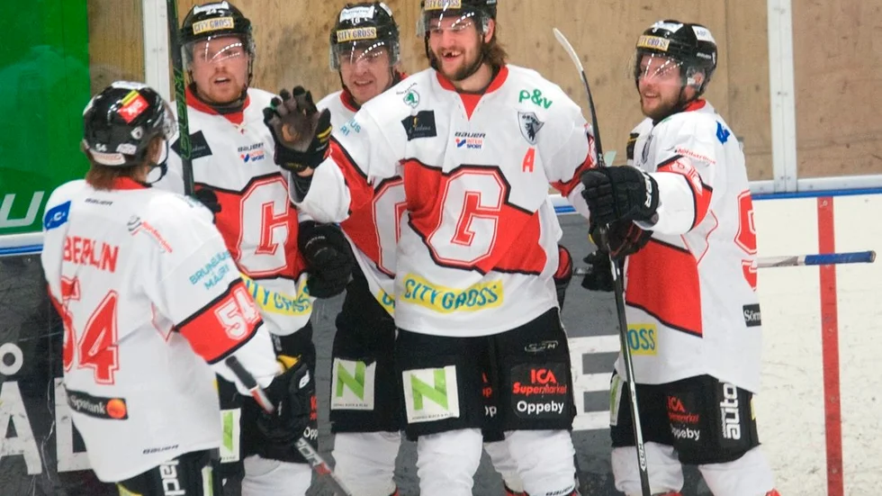 Heta igen. Adam Thim, som var kapten igen, och hans femma visade verkligen vägen när Gripen säkrade direktplatsen till division 1-kvalserien. Framför allt var det firma Thim och Mathias Löf (till höger) som var omöjliga att stoppa för Bålsta.