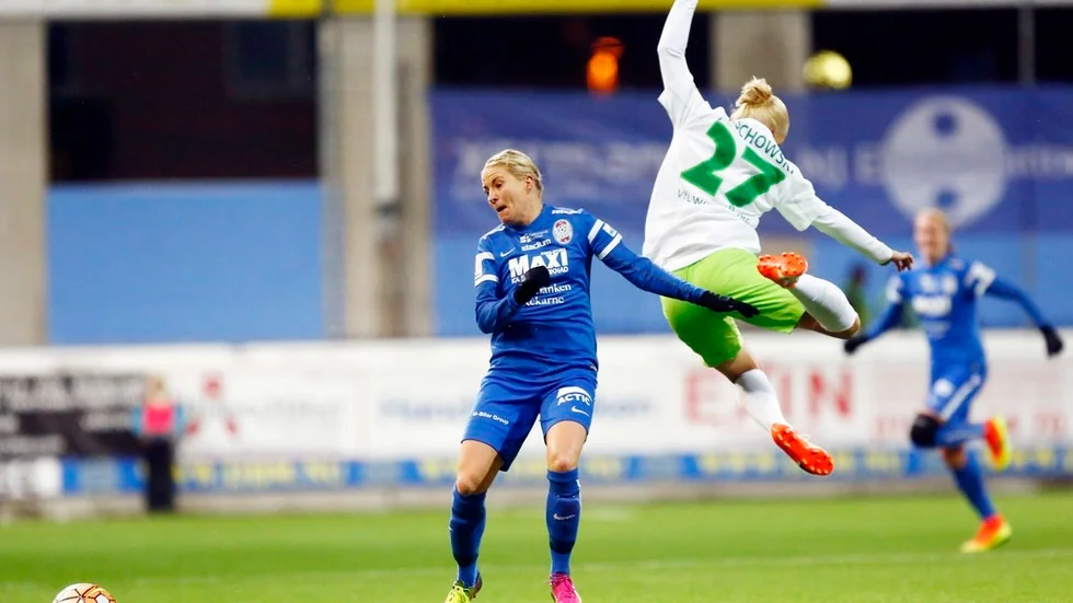 Annica Svenssons vänsterknä gör ont och är stelt även dagen efter cupmatchen i Piteå. Inte heller lagkompisen Sarah Bergman mår speciellt bra, för hennes del spökar huvudet. Arkivfoto: Niklas Holm