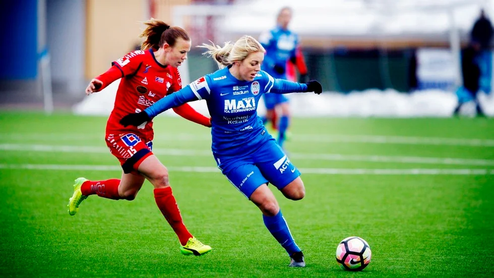 Unitedforwarden Mimmi Larsson, här i duell med landslagsbacken Jessica Samuelsson, gjorde ett mål, hade läge på ett par till och hade en läcker framspelning som Olivia Schough borde ha satt 2–0 på.
