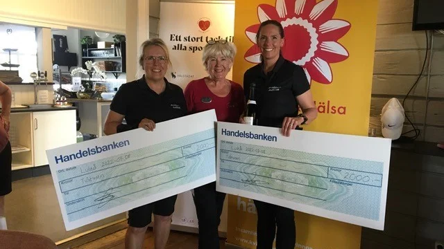 Hjärtgolfen 2022 spelades på Luleå GK. Segrade gjorde Sonja Sjölund Lindman och Ulrika Hallnor, Arvidsjaur GK. De gratuleras här av Marianne Blomqvist i 1,6-miljonerklubben.