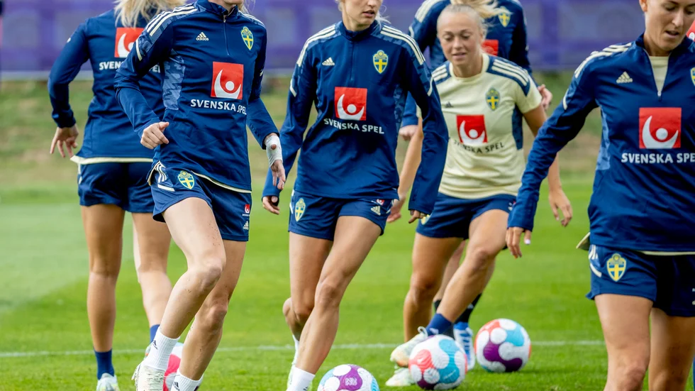 Kosovare Asllani, Nathalie Björn, Hanna Bennison och Emma Kullberg under damlandslagets träning på Carden Park på söndagen.