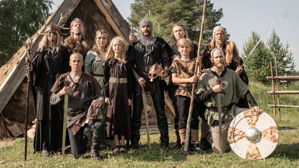 Ensemblen består av tio skådespelare, varav både nationella och lokala. Malin Falk, Edvin Mittsten, Oskar Thorell, Elisa Bryant, Liv Lundström, Uzay Saribas, Caroline Mathiasen, Love Laestadius, Anders Thorell och Oskar Sandgren.