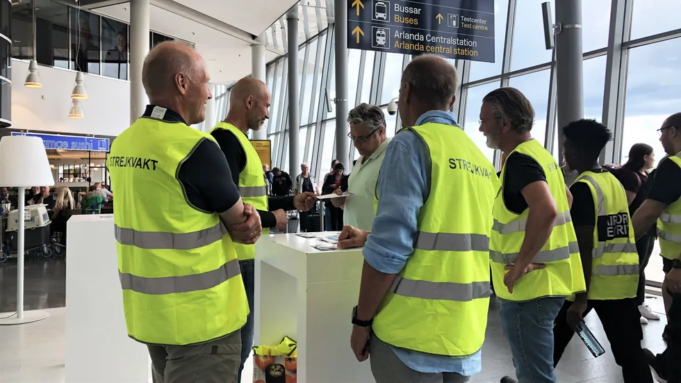 Pilotförbundets strejkvakter på Arlanda. De skämtar om att de tillhör "de gula västarna", den breda folkliga protesrörelse som väcktes i Frankrike mot höjda bensin- och dieselpriser. 
