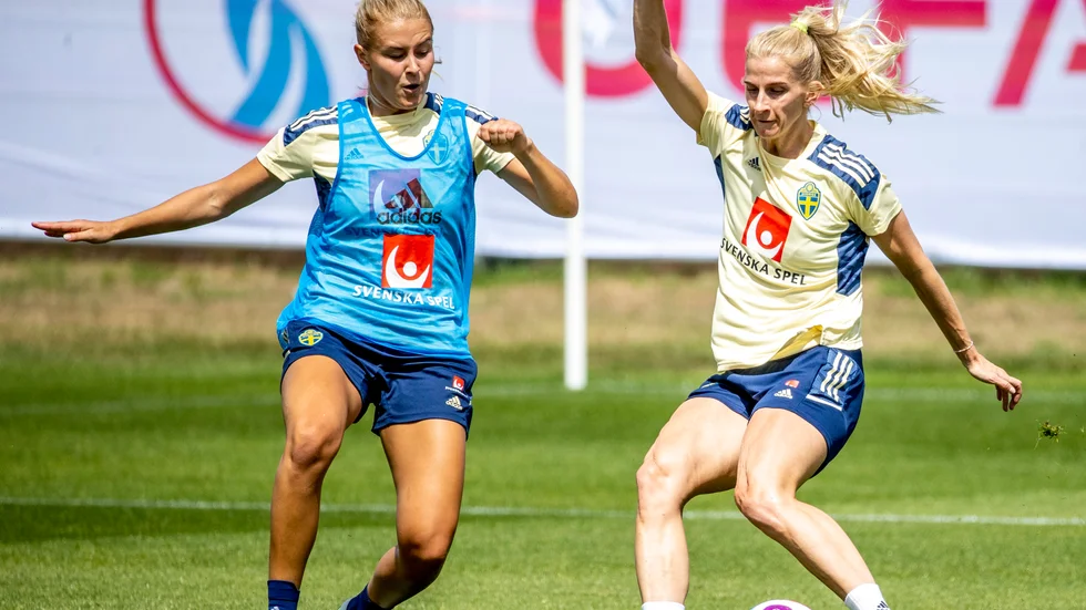 Sofia Jakobsson, till höger, är osäker till spel mot Schweiz.