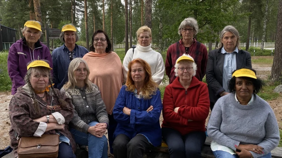 Styrelsen för Gröna kvinnor på besök i Norrbotten. 
Sittande från vänster till höger Gunilla Staaf ,Gunilla Larsson ,Ewa Larsson,Maria Björke, och Tzighe Kifle.
Stående  från vänster till höger Kerstin Haraldsson,Sonja Jonsson, Agneta Granström ,Kristina Enholm,Ingegerd Axelsson de Douaron  och Maria Antonsson.
