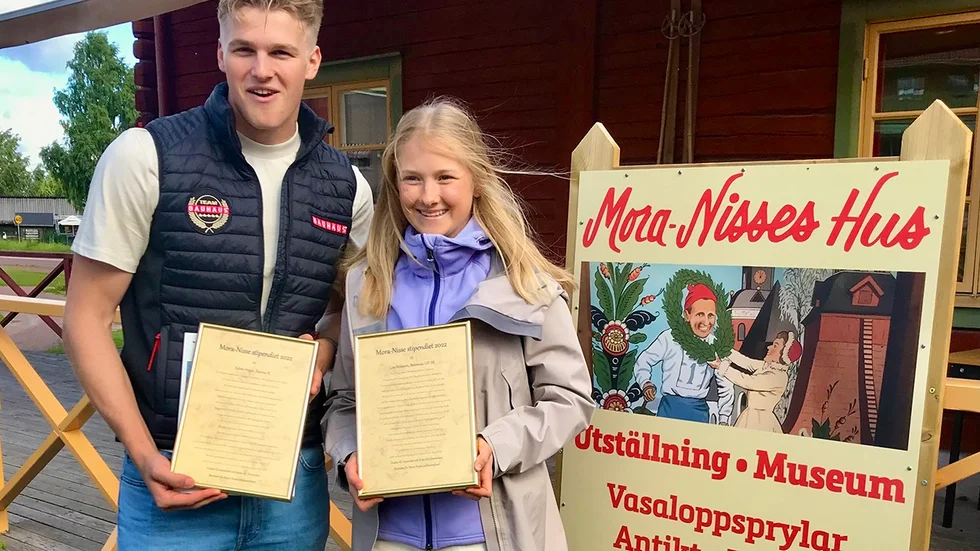 Längdskidkåkarna Edvin Anger, Åsarna IK och Lisa Eriksson, Strömnäs GIF SK fick ta emot Mora-Nisse Stipendiet 2022.