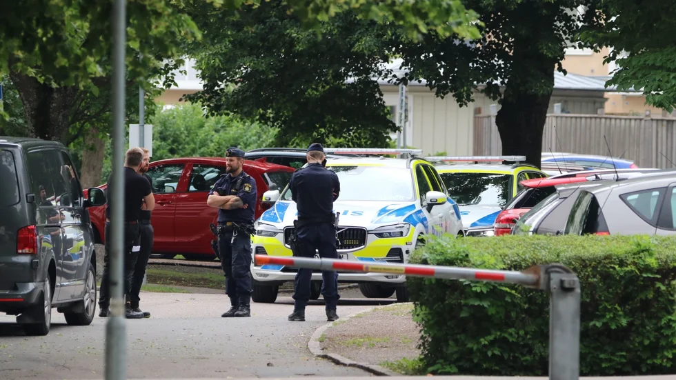 Personen hittades på gräsmattan på en gård i Sala backe på lördagsmorgonen. Polisen upprättade avspärrningar och flera patruller var på platsen. 