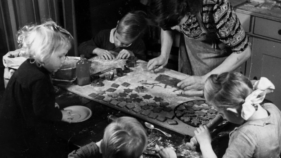 "Vi möter de tankar och det liv som hör ihop med en sjuårings tillvaro. På köpet får vi en skarp och sinnlig bild av 1950-talet", skriver NSD:s recensent om Kerstin Jacobssons debutroman "Berättelser om M och den svenska hemmafrun". 