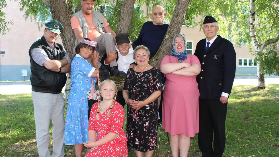 Christian Holzmann, Ville Saari, Paula Raittimo, Lillemor Kenttälä, Kjell Morin, Seija Satokangas, Anne Angeria, Lars Suo och Elsa Asplund-Slagner ingår alla i ensemblen i Haparandas sommarteater.