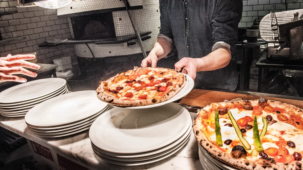 Det var när en brand uppstod på pizzerian som det blev osämja mellan fastighetsägaren och krögarna.