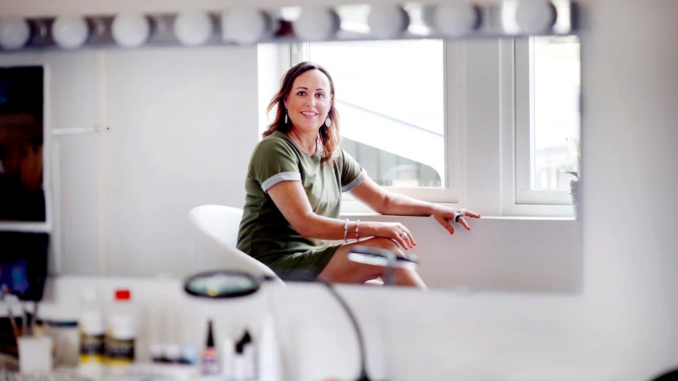 Dotterns rum blev en studio – Pernilla Larsson får energi av att tillverka smycken och har precis startat ett Instagramkonto där hon säljer sina alster.