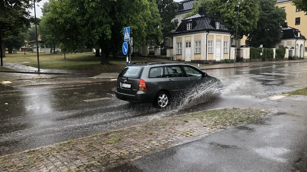 Vattenansamlingar vid Lokparken i centrala Motala på fredagen.
