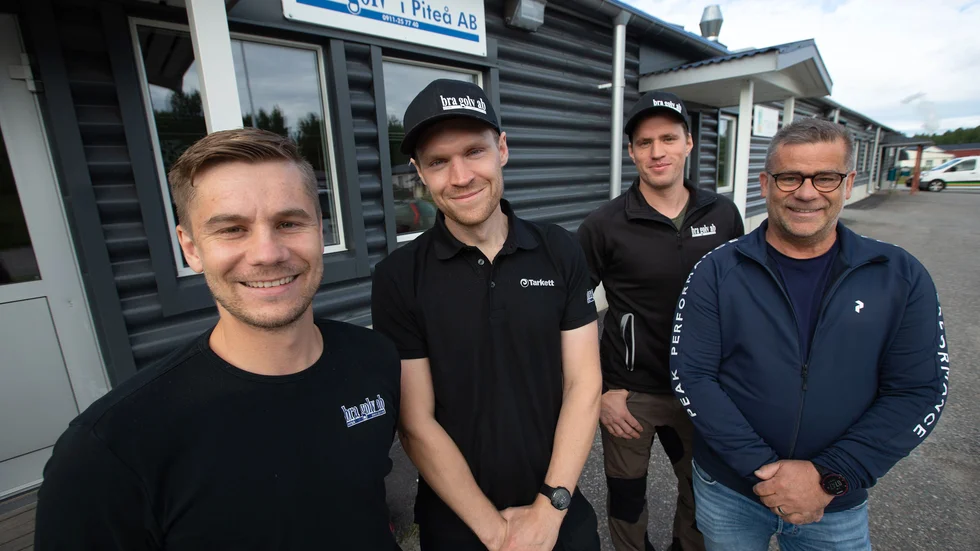 Det händer spännande saker på Bra golv i Piteå. Till vänster Andreas Kaatari, Oskar Robertsson, Robin Larsson och Per Kaatari som är den som lämnar över stafettpinnen till den yngre generationen.