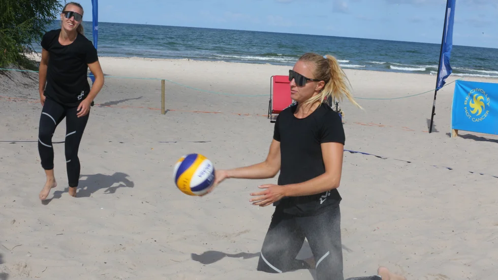 Tvillingarna Sanna och Tina Thurin tappade inte ett enda set på Tofta strand..