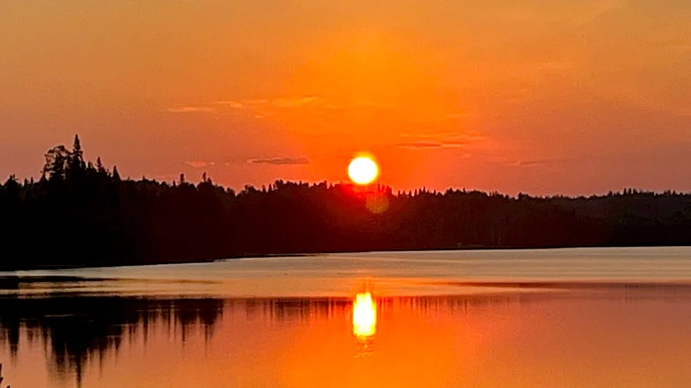 Vacker solnedgång över sjön i byn Åträsk.