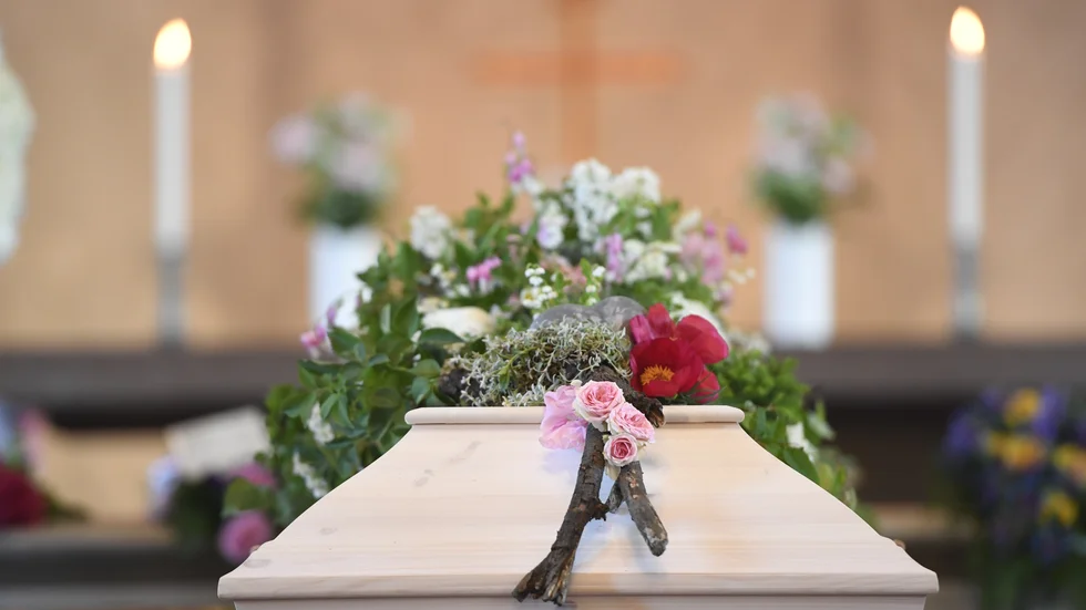 Begravning med ljus och blommor.