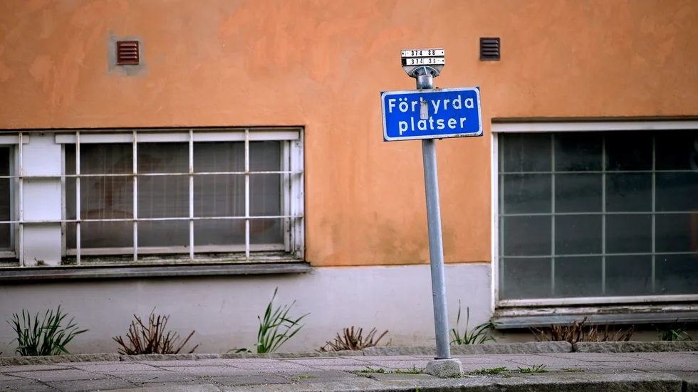 "Tyvärr planerar många kommuner i dagsläget att ta bort parkeringsplatser", skriver Anders Ericson och Anders Ydstedt.
