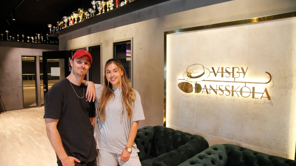 Nino Hellman och Julia Hansson gjorde under torsdagen ett besök på Visby dansskola, där de lärde ut en koreografi till ett gäng entusiastiska elever.