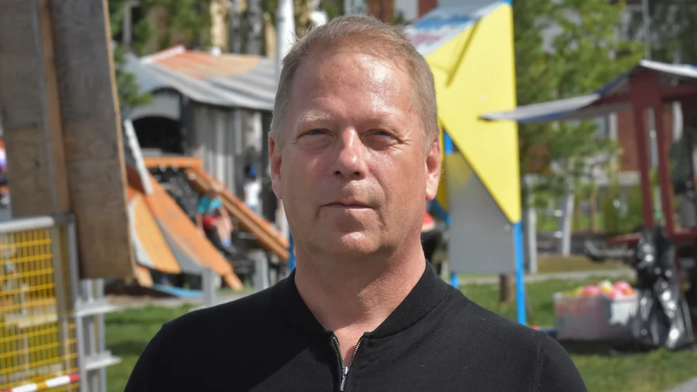 Luleåbon Mikael Brännvall blev arg när han såg att personalen rökte intill barnen.