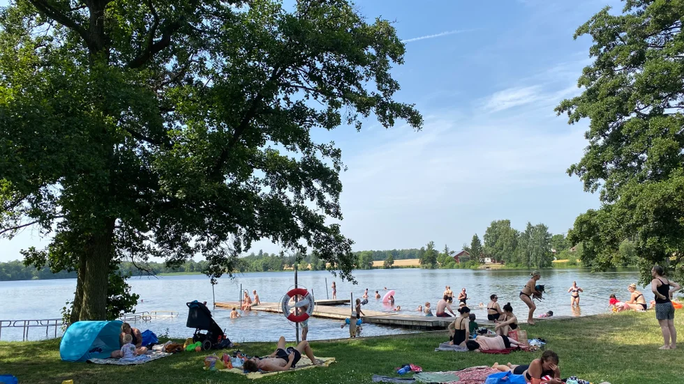 Svartåfors badplats. Sjön Mjölorpesjön är ett stopp på vägen för Svartån. Där sjön åter blir en å finns den bro som leder från parkeringen till badplatsen. 