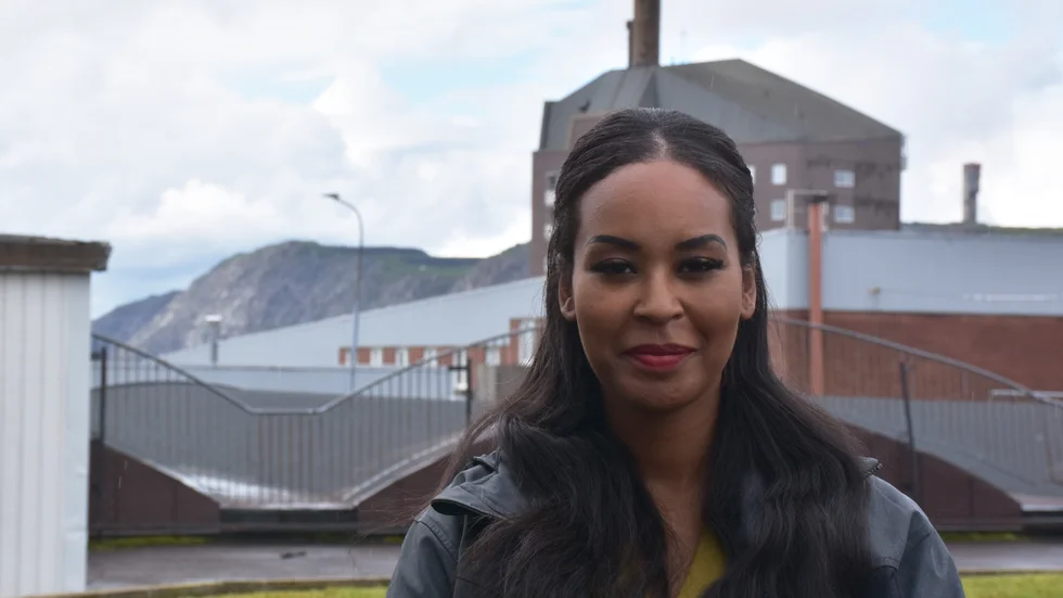 Teysir Subhi (Fi) besöker Kiruna inför höstens val. "Viktigt med en rättvis klimatomställning", säger hon.