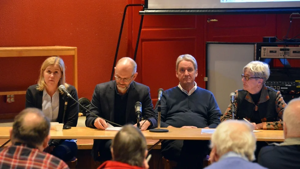 Stormöte. Landstingsledningen var under måndagskvällen inbjuden till Arvidsjaur av föreningen Läkare till lappmarken. Från vänster Camilla Andersson, Mats Brännström, Kent Ögren och Monica Carlsson. Foto: Sofie Abrahamsson