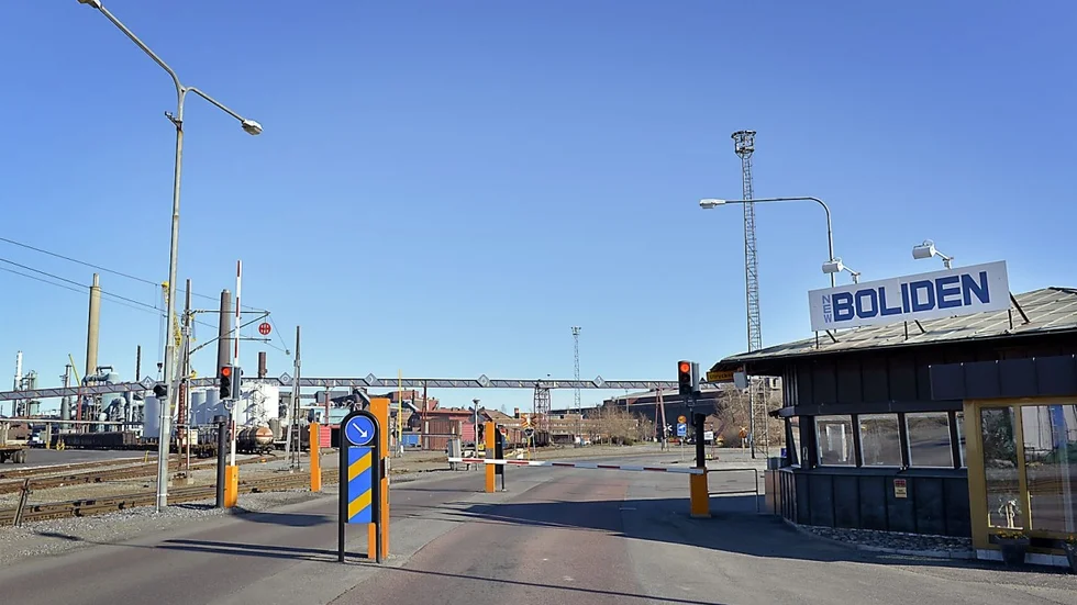Rönnskärsverken är i behov av expansion, men förslaget om att bygga ut i havet har stött på hinder.