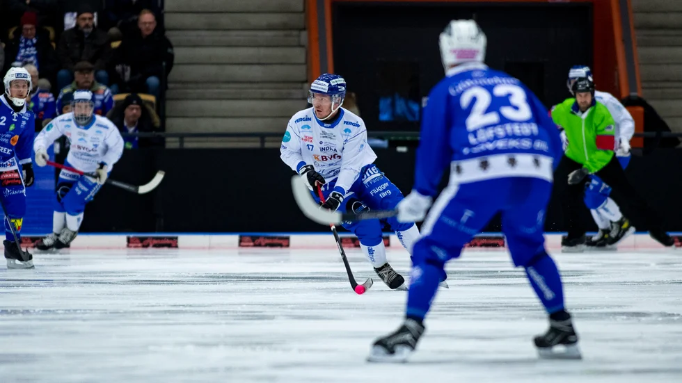 Anders Persson startar ett IFK-anfall. 