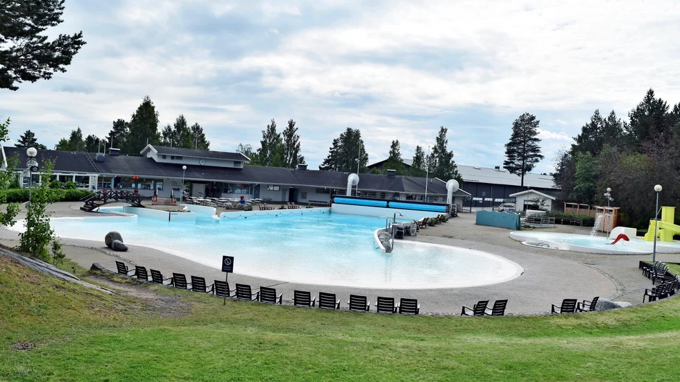 Ekar tomt. Intresset för Vitbergsbadet är lika svalt som vädret. Endast ett fåtal besökare letar sig till badet under dessa kalla dagar. Foto: Anders Lundqvist.