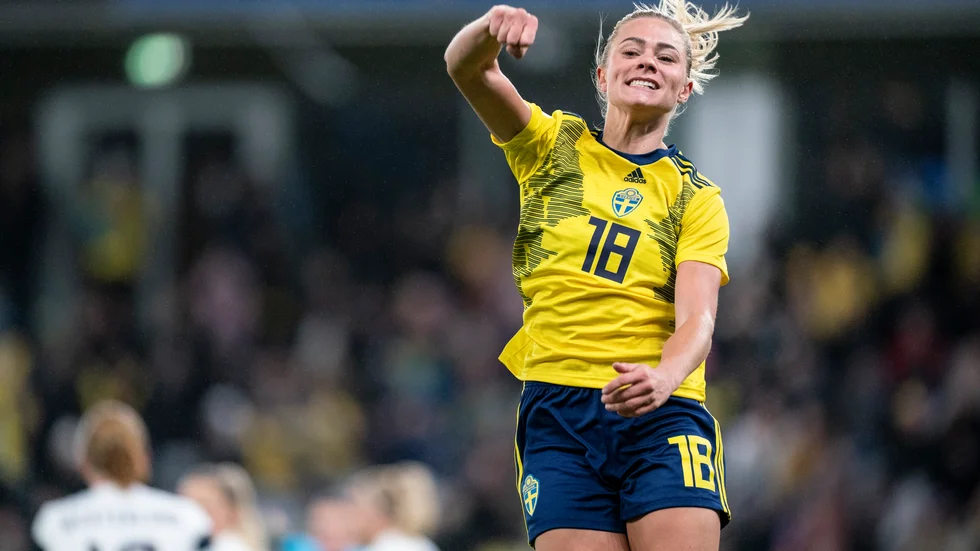 Fridolina Rolfö jublar över ett av alla Sveriges landslagsmål 2021. Arkivbild.