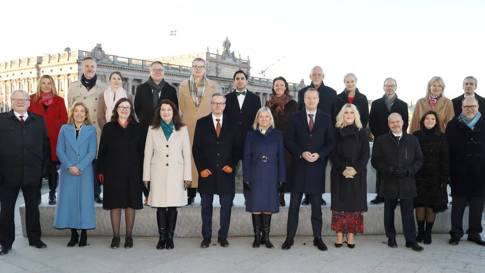 Statsminister Magdalena Andersson (S) och den nya regeringen närvarar vid gruppfotografering på Lejonbacken efter skifteskonseljen på Kungliga slottet.