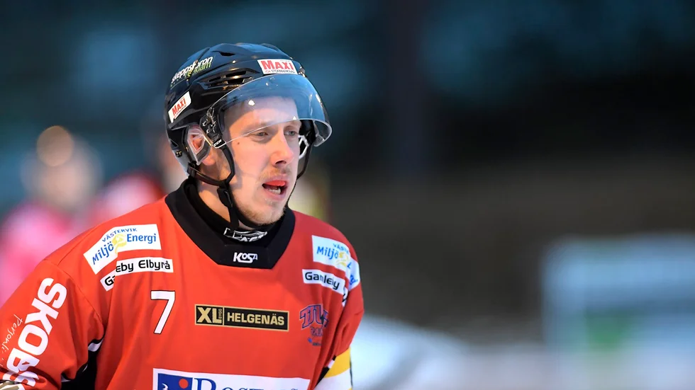 Erik Skogh gjorde en av sina bästa matcher borta mot Finspång på fredagskvällen när Tjust Bandy vann.