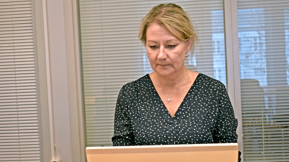 Gott om jobb. Mona Burlin är företagsrådgivare på arbetsförmedlingen. Med statistik visar hon att arbetsmarknaden i Skellefteå är het.