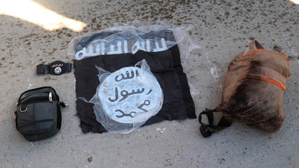 IS-medlemmar har anfallit ett fängelse i nordöstra Syrien för att frita fängslade jihadister. Här är en av de stridande IS-medlemmarnas tillhörigheter, på en bild som distribuerats av de kurdiskledda SDF-styrkorna.