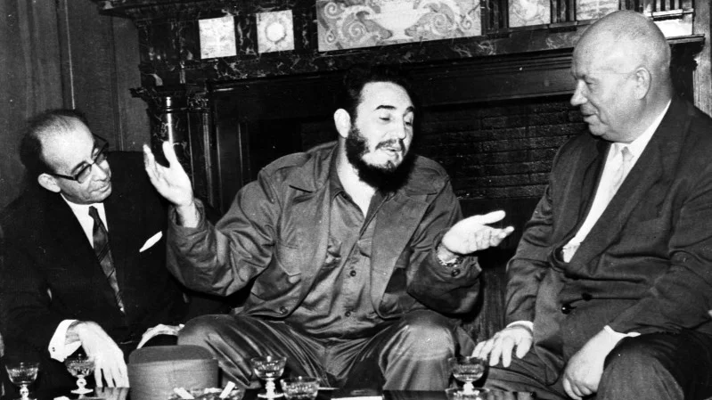 Insändarskribenten gör jämförelser mellan Kubakrisen på 60-talet och dagens situation i Ukraina. I mitten Fidel Castro och till höger Nikita Chrusjtjov.