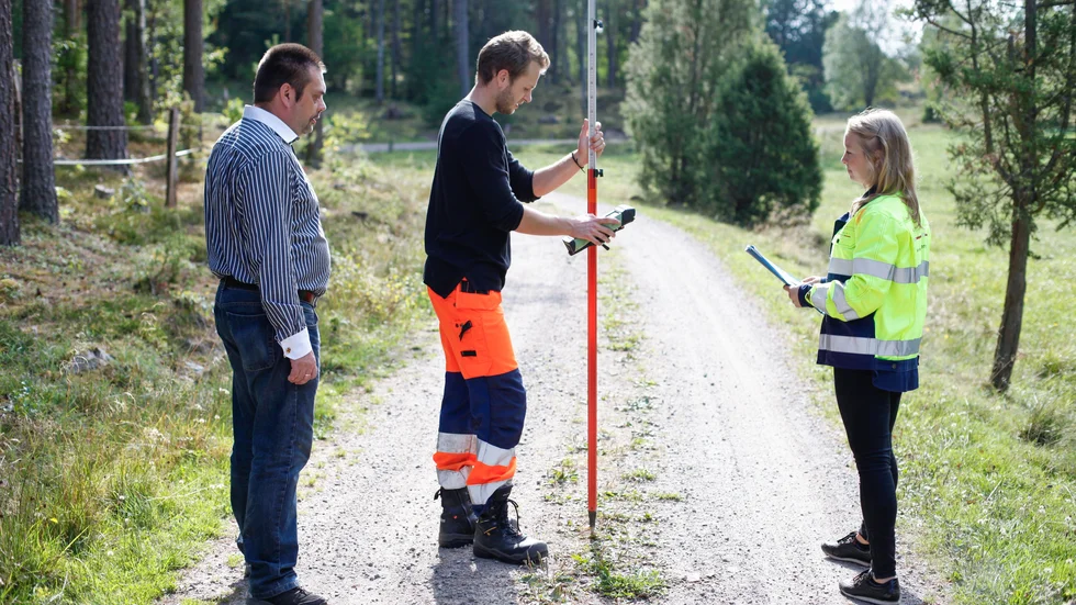 Tomtgränserna ses över hos en beställare. Genrebild från statliga Lantmäteriet. 